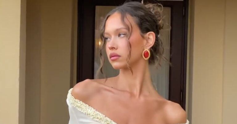 Influencer draagt doorschijnende jurk op trouwdag van beste vriendin: “Dit is ongepast!” (video)