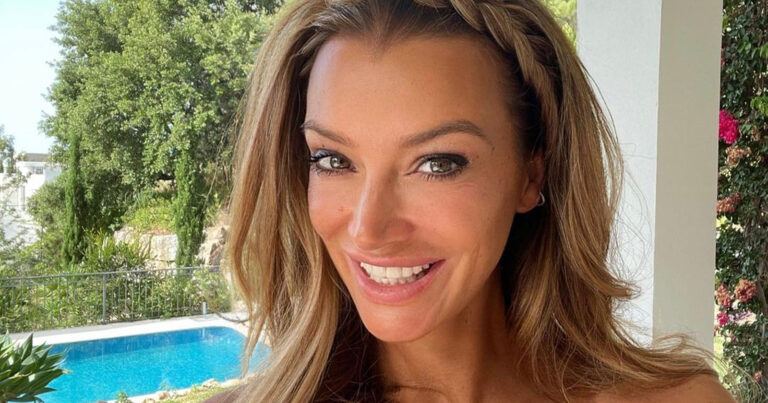 Véronique De Kock poseert in zomerse jurk: “Jij staat toch echt met alles!” (foto’s)
