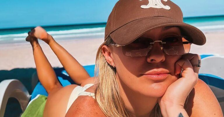 Zus van Miley Cyrus pakt uit met bikinifoto’s: “Zo knap!”
