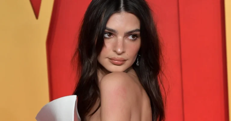 Emily Ratajkowski poseert op straffe wijze in bikini: “Geweldig figuur!” (foto)