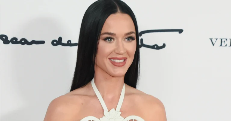 Katy Perry amuseert zich schaars gekleed op het balkon: “Diva!” (foto’s/video)