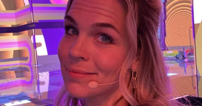 Klaasje (ex-K3) leeft zich uit op het strand: “Mooie glimlach, mooie foto!”