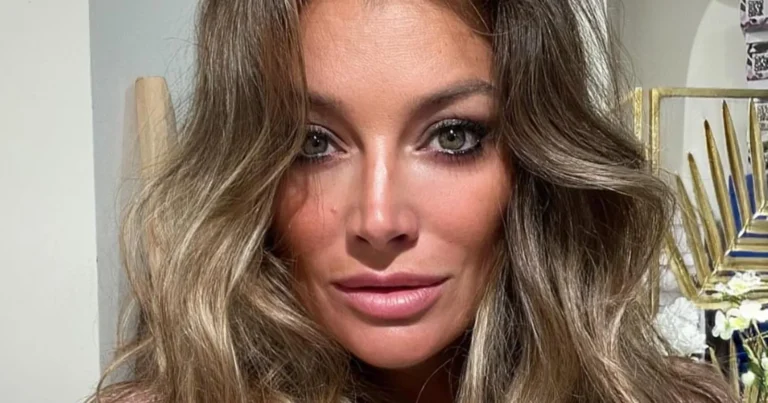 Véronique De Kock amuseert zich in zomers kleedje: “Prachtige foto van een prachtige vrouw!”