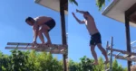 Man wil vanop ladder in zwembad springen. Maar dan? WOOPS! (fails)