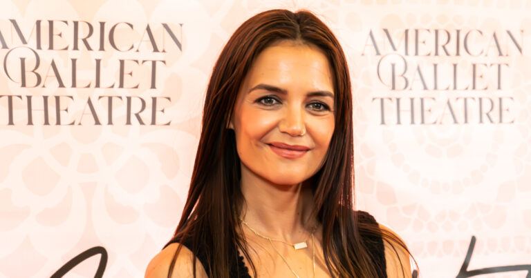 Katie Holmes waagt zich aan gedurfde shoot voor eigen collectie: “Natuurlijke schoonheid!” (foto)