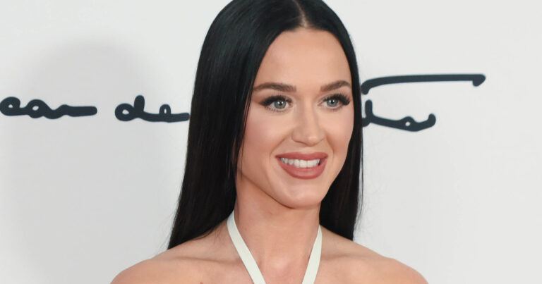Katy Perry verbaast volgers met doorzichtige outfit zonder ondergoed: “Iconisch!” (foto’s)
