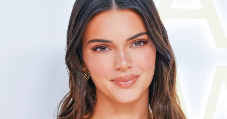 Kendall Jenner krijgt opvallende reactie van stiefzus Khloe: “Fijn dat je je tepels niet verbergt” (foto’s)