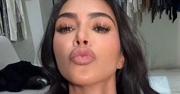 Kim Kardashian lokt kritiek uit met bikinifoto: “Je topje is veel te klein!”