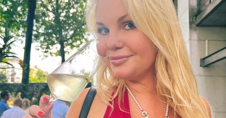 Lesley-Ann Poppe maakt indruk met elegant kleedje: “Geen woorden voor!” (foto’s)