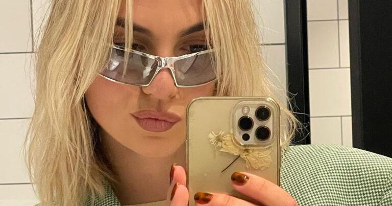 Zangeres Maan imponeert volgers in lingeriesetje: “Wat zie je er prachtig uit!” (foto)