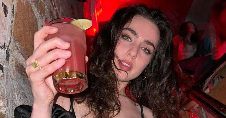 Olga Leyers waagt zich aan doorzichtige jurk op straat: “Wat een lichaam!” (foto’s)
