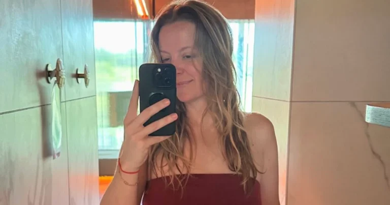 Elke Clijsters amuseert zich in badpak: “Baywatch!” (foto’s)
