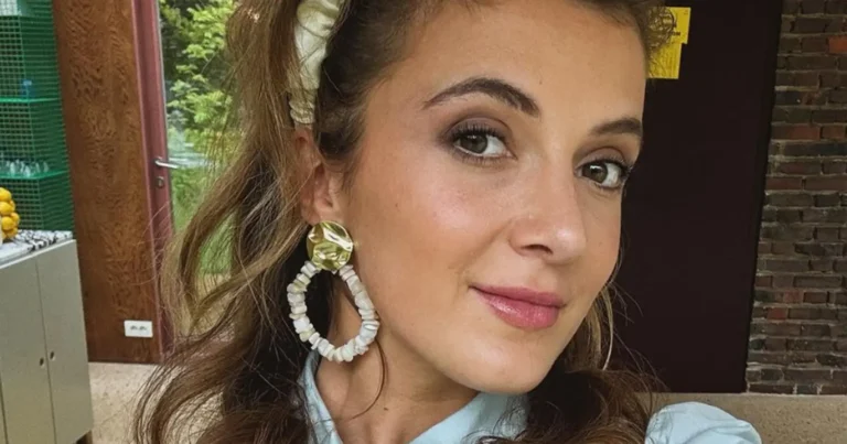 Jamie-Lee Six geniet in bikini én badpak: “Schoonheid!” (foto’s)