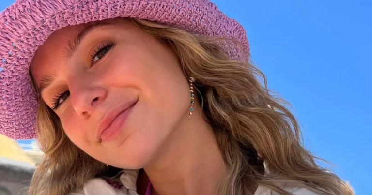 ‘De buurtpolitie’-actrice Liandra Sadzo poseert in bikini en oogst lof: “Knappe foto!”