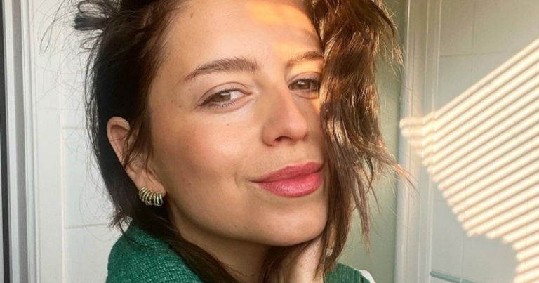 ‘Thuis’-actrice Lynn Van den Broeck geniet in zomerse jurk: “Staat je prachtig!” (foto’s)