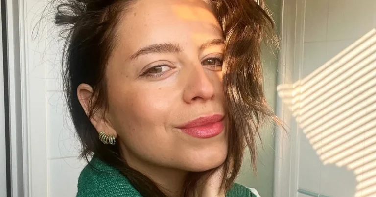‘Thuis’-actrice Lynn Van den Broeck geniet in zomers kleedje van de zon: “Schoonheid!” (foto’s)