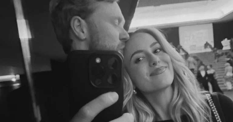 Vriendin van Rik Verheye poseert in elegante witte jurk: “Prachtig kleed!” (foto’s)