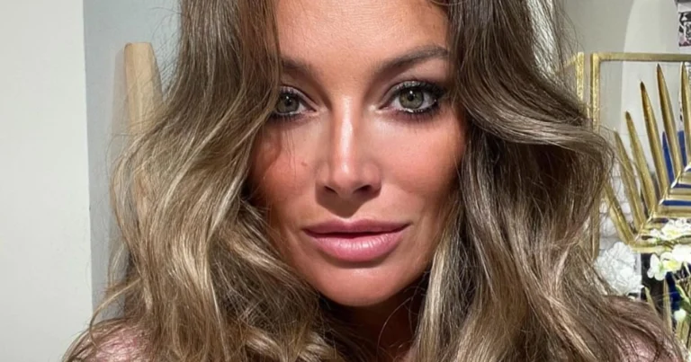 Véronique De Kock straalt in elegant jurkje: “Je ziet er goed uit!” (foto’s)