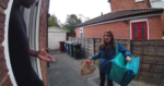 Maaltijdbezorgster eist een fooi en ‘gijzelt’ de bestelling. Wat ze nadien nog doet? WOW! (video)