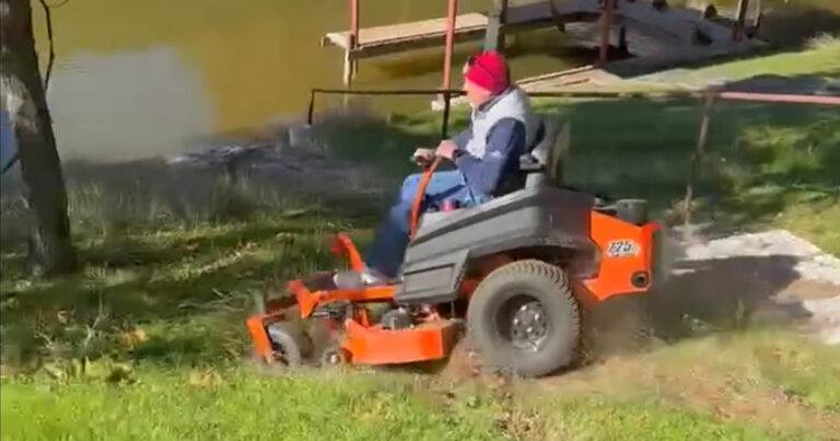 Man maait gras op helling naast vijver, maar dan gebeurt wat iedereen zag aankomen… (video)