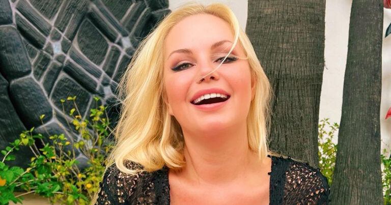 Lesley-Ann Poppe pakt uit met opvallende outfit: “Mooi doorschijnend kleedje!” (foto)