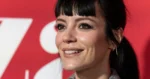 Zangeres Lily Allen straalt in badpak: “Adembenemend!” (foto’s)