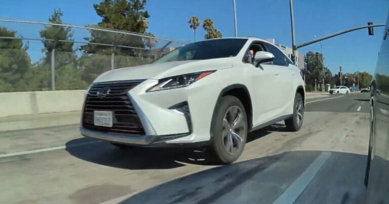Lexus-bestuurder neemt wraak omdat hij niet mag invoegen (video)