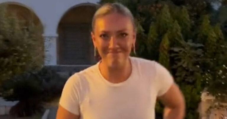 Outfit van vrouw komt los in restaurant: “Waarom zou je zoiets aandoen?!” (video)