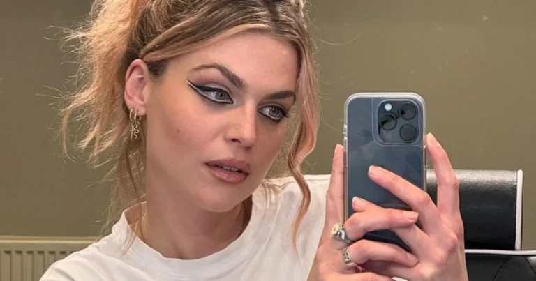 Billie Leyers imponeert met doorschijnende outfit: “Topper!” (foto)