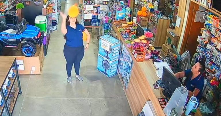 Collega’s hebben plezier op het werk, maar dan gaat het mis: “Oh nee!” (video)