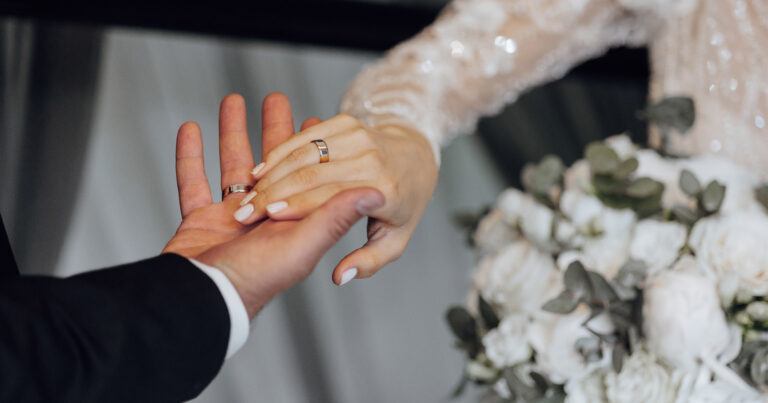 Bruid waagt zich aan doorschijnend trouwkleed: “Die jurk zit je als gegoten!” (foto)