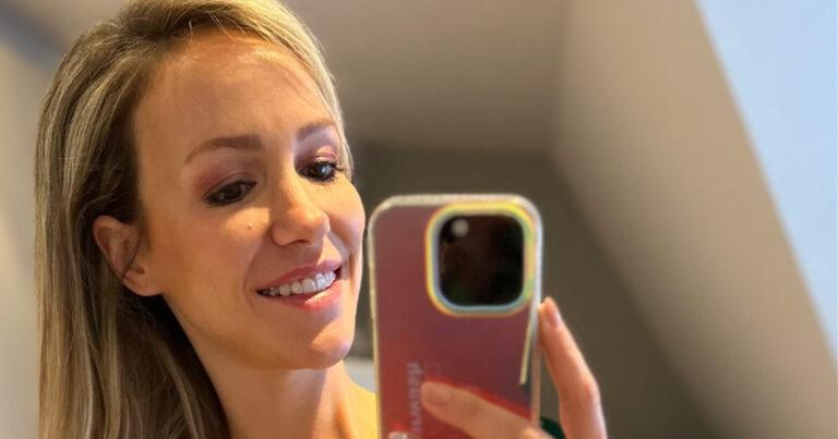 Elisabet uit ‘De Mol’ straalt in elegant zomerkleedje: “Waaaauw!” (foto’s)