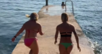 Dames willen in het water springen, maar dat gaat aardig fout (fails)