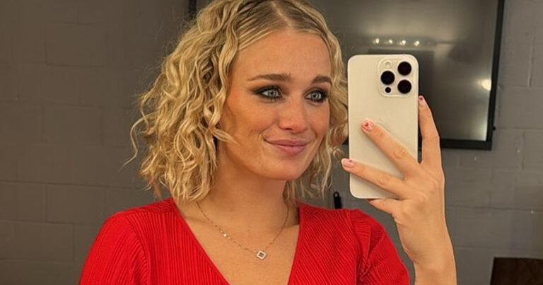 Julie Vermeire geniet in knalroze bikini van vakantie: “Beeldschone vrouw!” (foto’s)