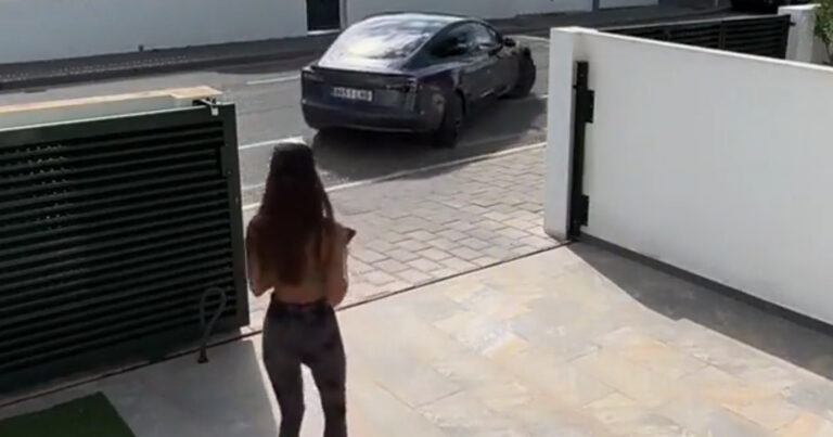 Vrouw laat Tesla automatisch parkeren, maar die heeft andere plannen… (video)