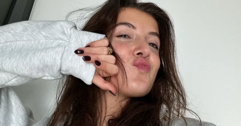 Jamie-Lee Six poseert in rode lingerie en oogst lof: “Sexy!” (foto)