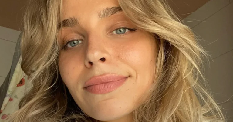 Julie Van den Steen poseert in stijlvolle outfit op rode loper: “Mooi in zwart!” (foto’s)