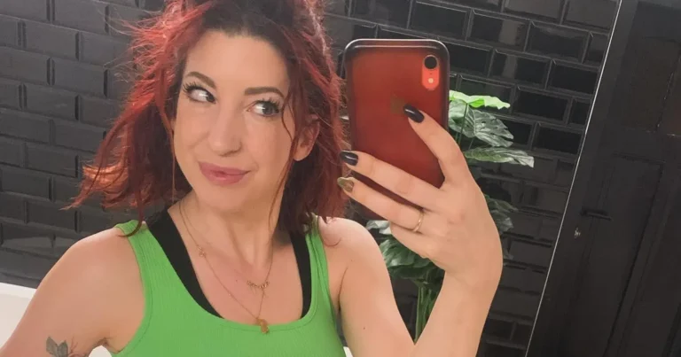 Seksuologe Kaat Bollen poseert op sensuele wijze: “Wat een vrouw!” (foto)