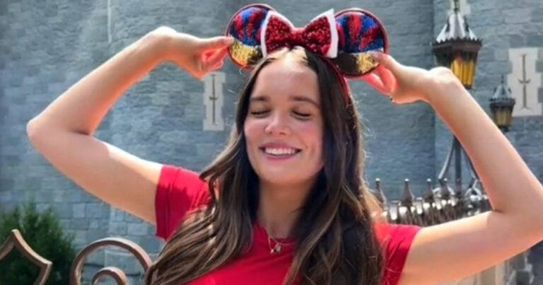 Ophef over ‘ongepaste’ outfit van vrouw in Disney World: “Dit had ik nooit verwacht!” (video)