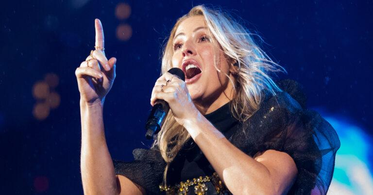 Ellie Goulding waagt zich aan doorschijnend topje: “Zo iconisch!” (foto’s)