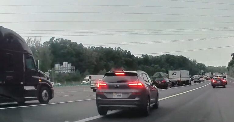 Autobestuurder voegt te snel in en dat komt hem DUUR te staan (video)