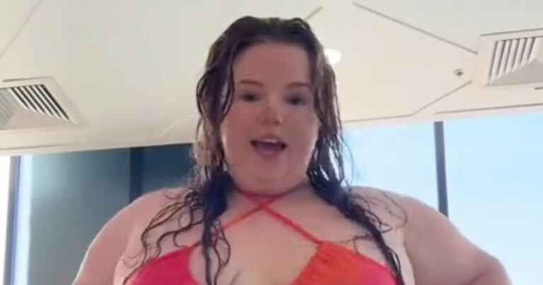 Volslanke vrouw bijt van zich af na kritiek op dansje in badpak: “Draag wat je wil, niet wat anderen vinden!” (video)