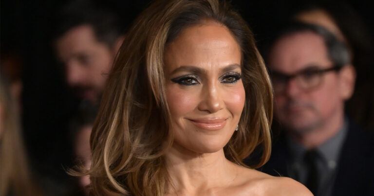 Jennifer Lopez poseert in doorschijnende jurk op rode loper: “Mooiste vrouw ter wereld!” (foto’s)