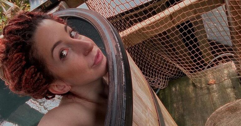 Kaat Bollen geniet halfnaakt in hottub: “Er moet goed ontspannen worden” (foto)