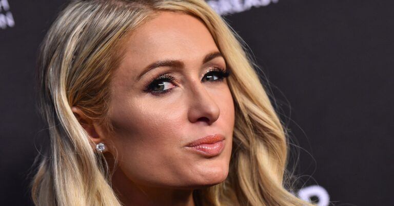 Paris Hilton poseert poedelnaakt op albumhoes: “Zo iconisch!” (foto’s)