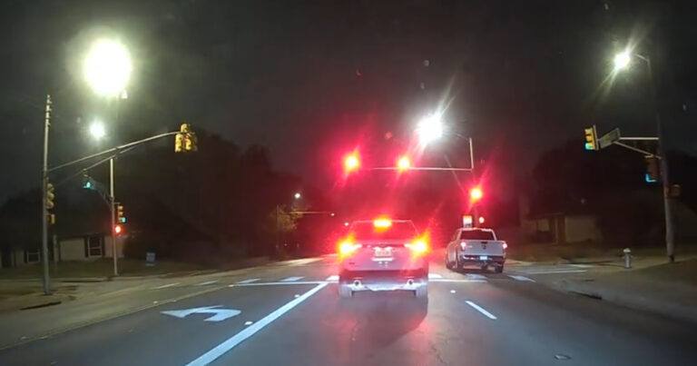 Bestuurder rijdt door rood licht, maar dan grijpt karma in: “Kon hij nu écht geen 30 seconden wachten?!” (video)