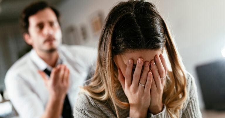 Vrouw gechoqueerd door vreemde gewoonte van partner, die beweert dat “alle mannen dat doen”