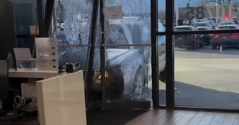 Boze klant crasht wagen bewust door voordeur van autodealer: “Het lijkt wel GTA!” (video)