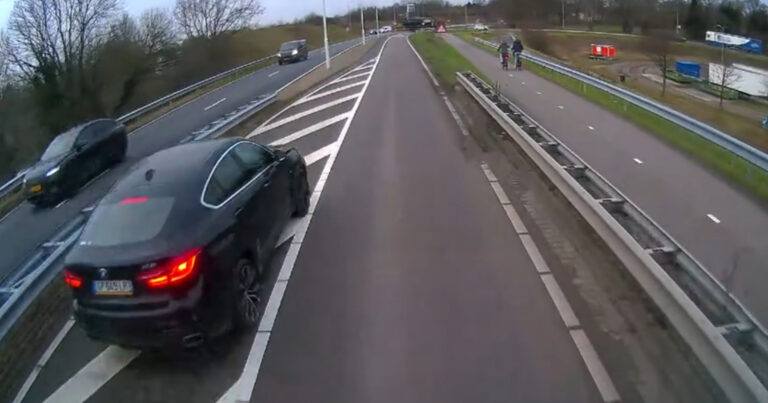Bestuurder voegt levensgevaarlijk laat in: “En weer een BMW!” (video)