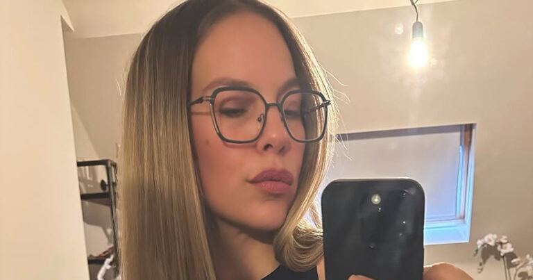 Eline De Munck straalt in outfit met opvallende uitsnijding: “Onvoorstelbaar mooi!” (foto’s)